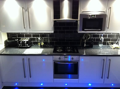 Stunning White Kitchen with Black Worktops and Tiles - for more info call Rightstyle Kitchens on 01942 810 800